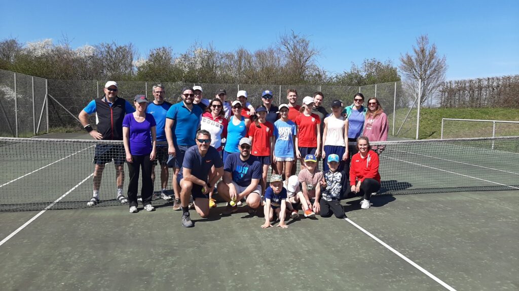 Mannschaft des SVH Tennis bei der Saisoneröffnung