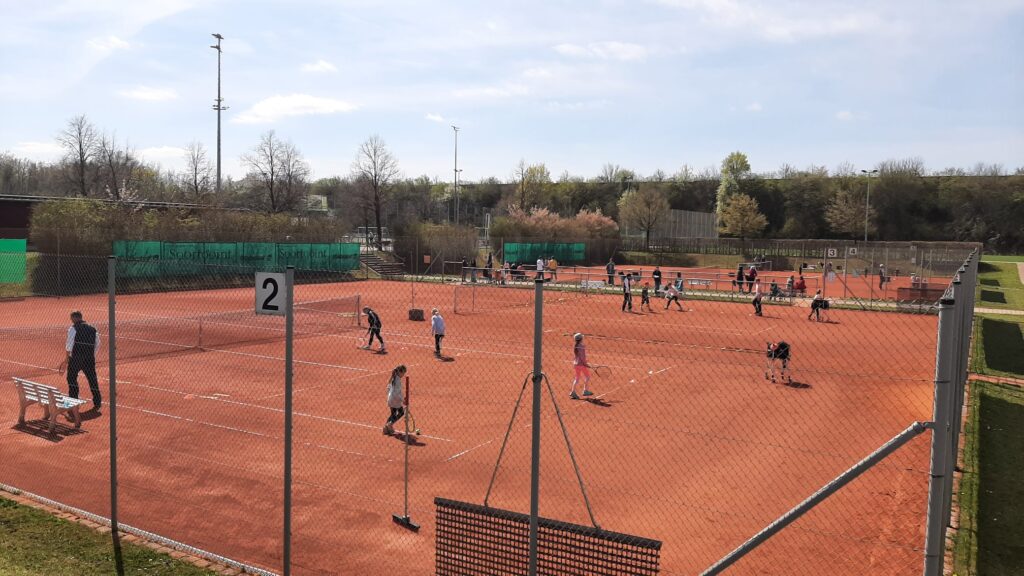 Tennisspieler auf der Sandplatzanlage des SV Heimstetten